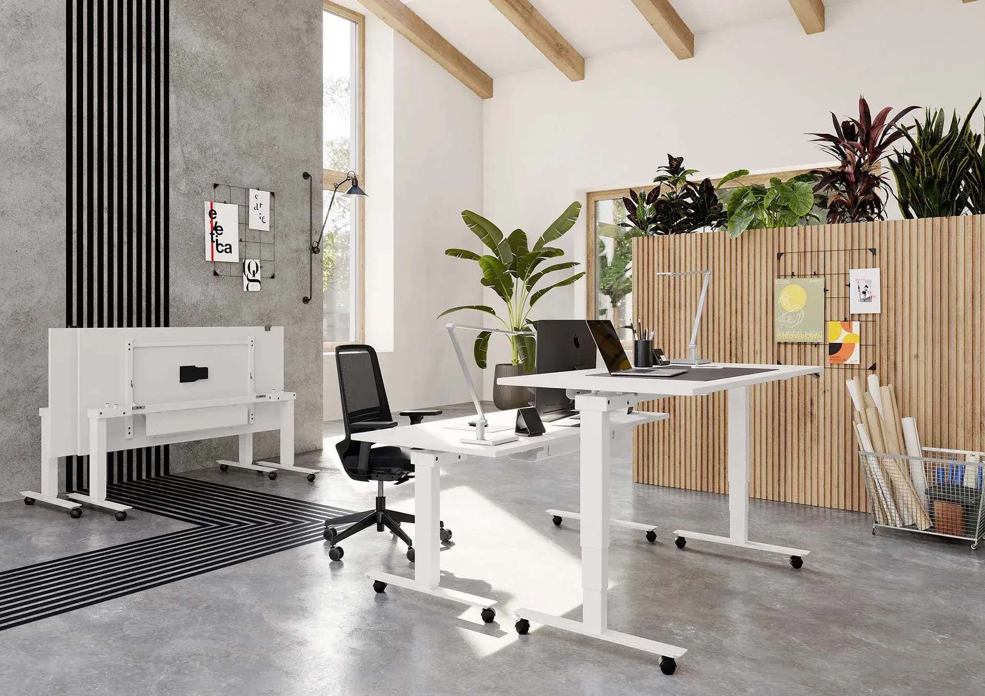 Höhenverstellbare Schreibtische und Klapptische in einem Loftbüro mit Betonwand und Holzlamellen